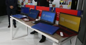 Mineduc inició la entrega de computadores a estudiantes de séptimo básico