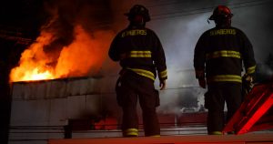 Incendio consumió tres viviendas en el centro de Santiago
