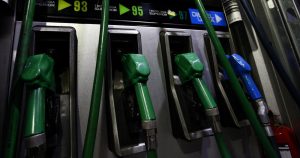 Gobierno anunció caída de hasta $26 por litro en precio de gasolinas