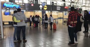 Piden que estudiantes chilenos en el extranjero puedan hacer cuarentena sin costo