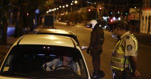 La Moneda defiende toque de queda: 