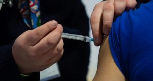 Nueva vacuna china reportó más de 80% de eficacia en sus ensayos