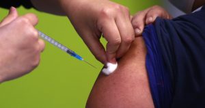 Minsal: vacunas de Sinovac y Pfizer tuvieron leves caídas en prevención de COVID-19 sintomático