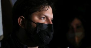 Bloomberg sobre Boric: el izquierdista que amenaza la supervivencia del “milagro económico” latino