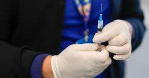 Minsal recomendó que mayores de 55 años con trombosis reciban refuerzo con Sinovac o Pfizer