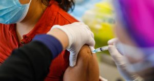 Alemania: enfermera antivacunas reemplaza 8 mil dosis con solución salina