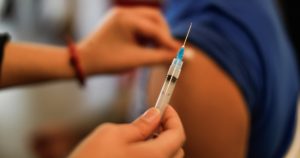 Covid-19: Francia dará tercera dosis a 