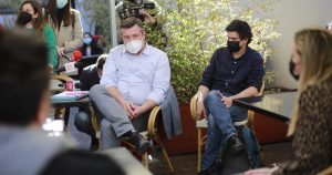 Sichel visita a locatarios del barrio Lastarria tras destrozos del viernes