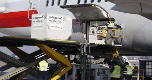 Llegó a Chile nuevo cargamento con 281 mil dosis de vacunas Pfizer