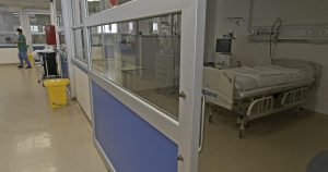 COVID-19: ocupación de camas UCI bajó de la barrera de los 900 pacientes