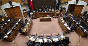 Senadores proponen adelantar horario de cierre del comercio a las 19:00 horas