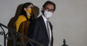 Ministro Figueroa es recibido entre aplausos en La Moneda tras rechazo de acusación