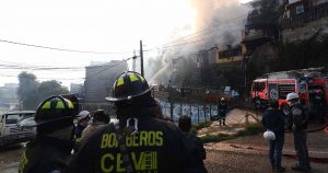 Investigan posible intencionalidad en incendio que consumió cinco casas en Valparaíso