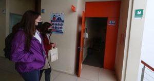 Mujeres lideran el ingreso a la educación superior en 2021