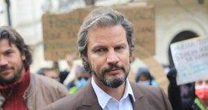 Dr. File se baja de la carrera presidencial y apunta al Senado