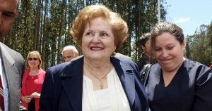 Lucía Hiriart ingresa hasta las dependencias del Hospital Militar
