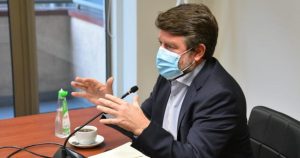 Gobernador Orrego buscará invalidar convenio entre Aguas Andinas y AES Gener