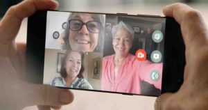 Entel crea canales exclusivos de atención para resolver dudas de adultos mayores sobre smartphones e internet