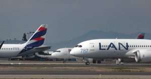 PDI investiga muerte de una mujer en un avión en el Aeropuerto de Santiago