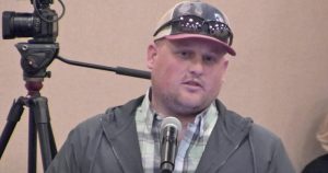 Líder y fundador de un grupo antimascarillas de Estados Unidos murió de COVID-19