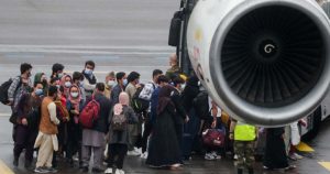 Reino Unido y Francia piden extender plazo de las evacuaciones en Afganistán y talibanes advierten 