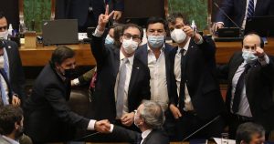 Colegio de Profesores trata de “traidores” a diputados que rechazaron acusación contra Figueroa