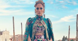 El fail que sufrió Jennifer Lopez con su exclusivo atuendo Dolce & Gabanna