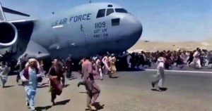 Estados Unidos acusa que los talibanes están impidiendo a los afganos salir del país