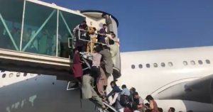 Caos en aeropuerto de Kabul: afganos desesperados huyen de los talibanes