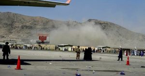 Explosión en las afueras del aeropuerto de Kabul deja decenas de muertos