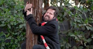 Hasta con árbol: Kramer sorprende con hilarante imitación de Gabriel Boric