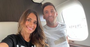 Lionel Messi viajó a París para fichar por el PSG