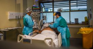 Balance COVID-19: pacientes en UCI bajan de la barrera de los mil