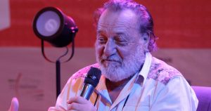 Patricio Manns sale del riesgo vital pero continuará internado