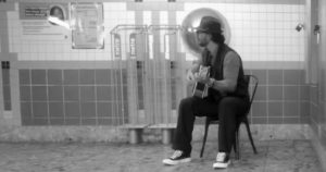Ricardo Arjona tocó en el metro de Nueva York y nadie lo reconoció