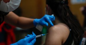 Ecuador vacunará a menores de entre 12 y 15 años en los colegios