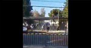 Escándalo en el Verbo Divino: estudiantes lanzan bombas de humo y provocan desórdenes