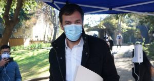 Tomás Vodanovic pide congelar vacunación de adultos mayores por pronóstico de lluvias