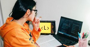 Laboratoria llama a postular a bootcamp de programación enfocado en mujeres