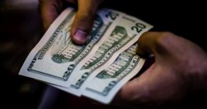 Dólar se mantiene por sobre los $800 tras aprobación de cuarto retiro