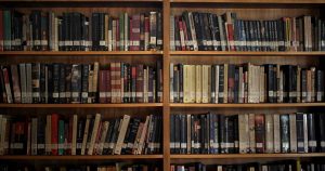 Astérix, Tintín y Pocahontas: escuelas católicas queman miles de libros en Canadá por “ofender” a los indígenas