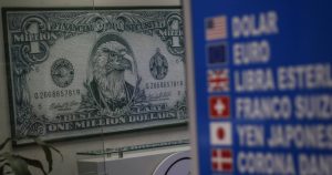 Dólar alcanzó los $800 en la previa de la votación del cuarto retiro