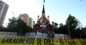 Único imputado por quema de iglesia de Carabineros permanece prófugo