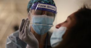 COVID-19: positividad alcanzó el 0,8%, la cifra más baja de la pandemia