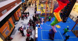 Municipios respaldan proyecto que busca que grandes tiendas cierren a las 19:00 horas