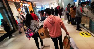 Centros comerciales de Perú regalarán dinero a vacunados contra el COVID-19