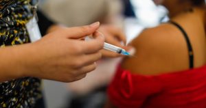 Estudio chileno mostró reducción de un tipo de anticuerpo en vacunados con Sinovac
