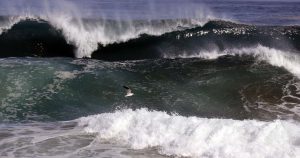 Hombre se ahoga en playa Pichicuy al intentar salvar a su hija de 13 años
