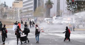 Ocho detenidos dejó protesta en Plaza Baquedano previo al 11 de septiembre