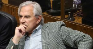 Justicia deja en libertad a individuo que lanzó botella con orina a Iván Moreira